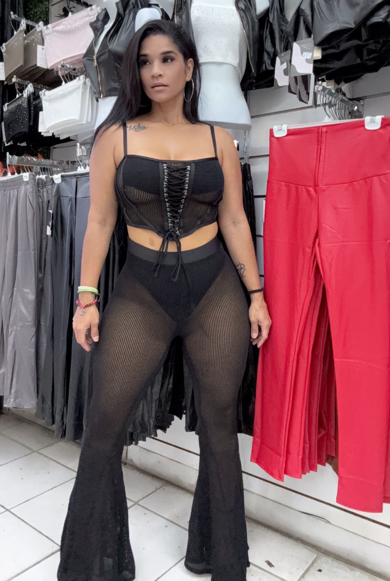 Set mesh negro crop top tirillas pantalón palazo