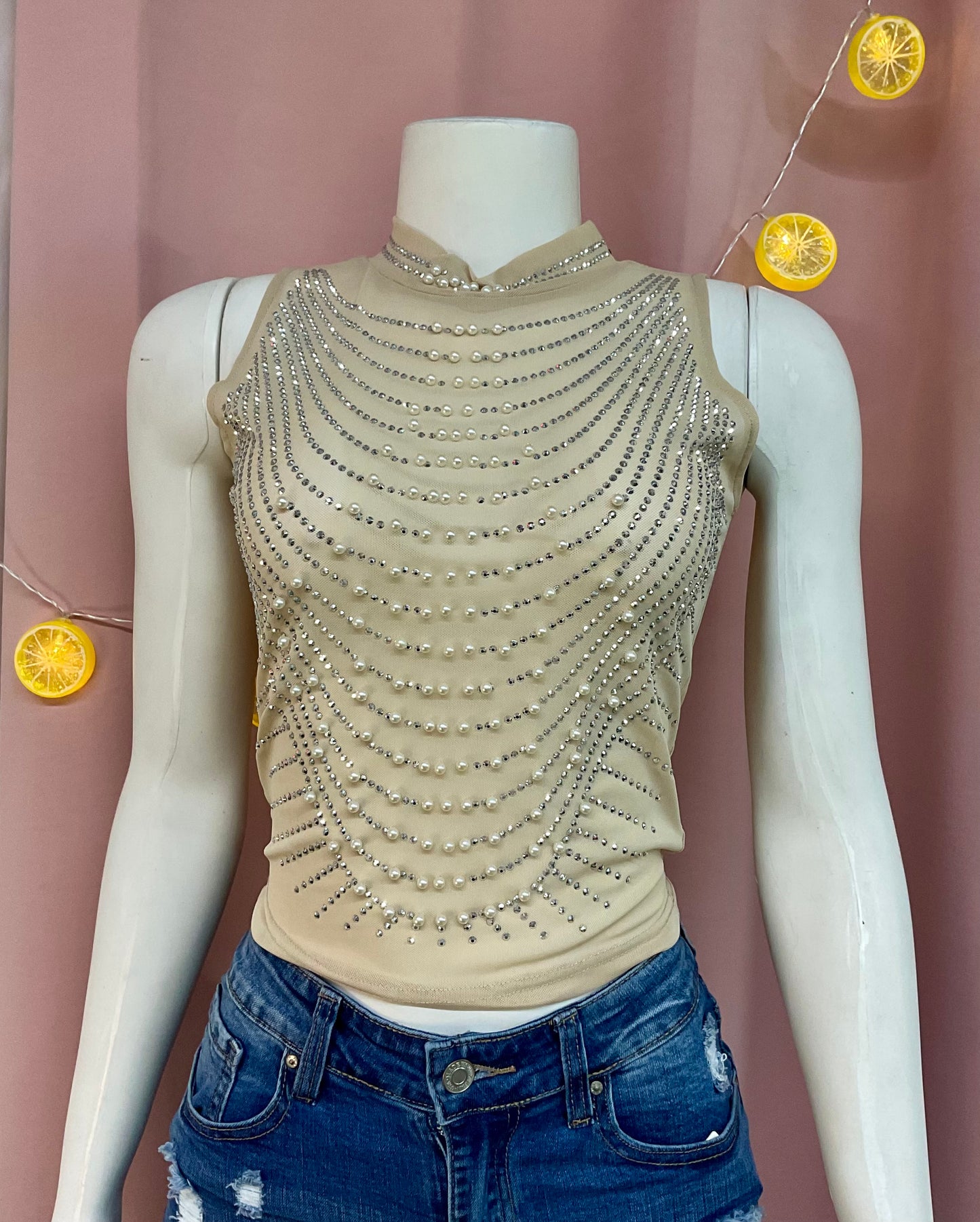 Camisa sin mangas mesh cuello pedrería perlas rhinestones beige