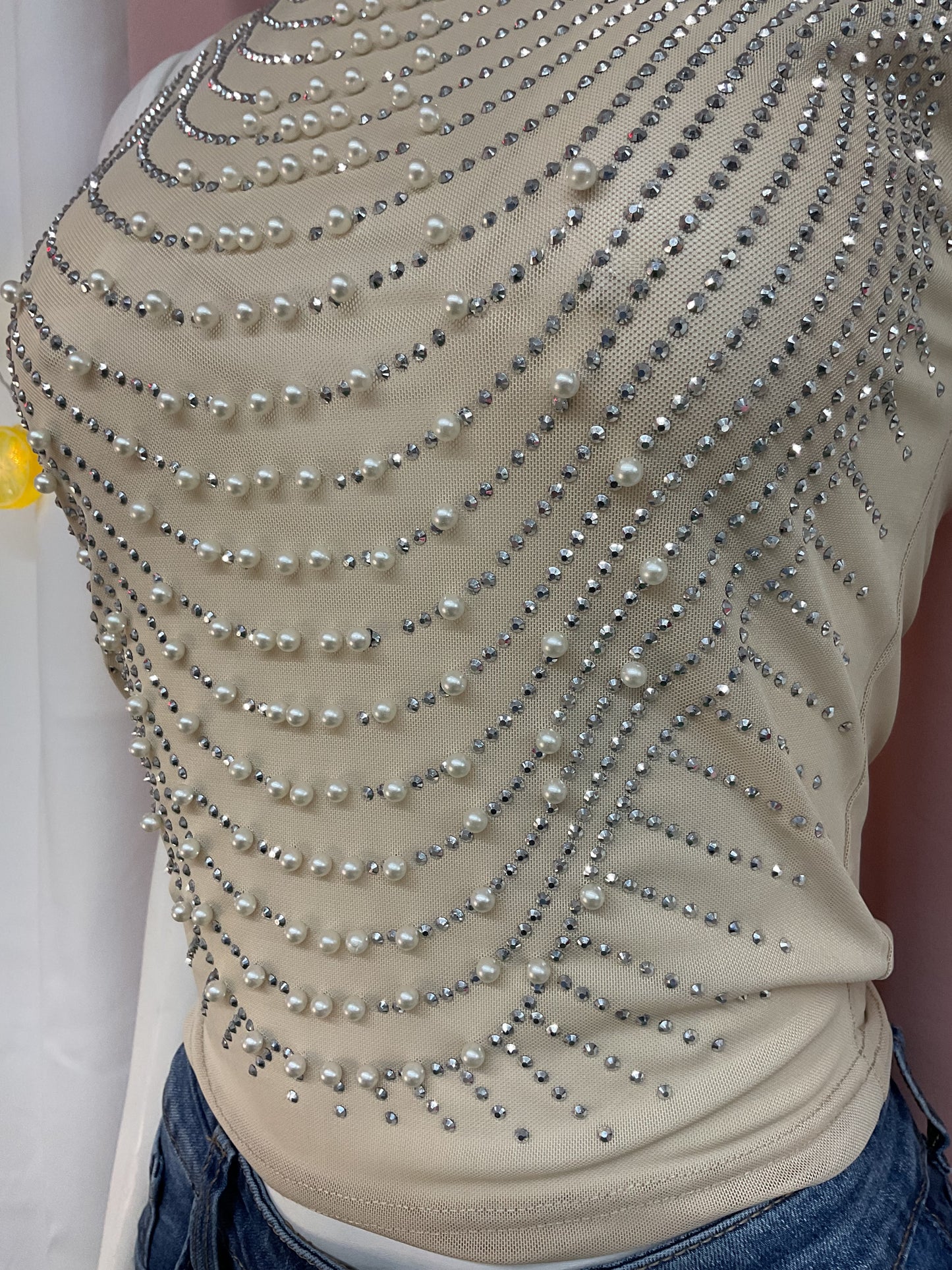 Camisa sin mangas mesh cuello pedrería perlas rhinestones beige