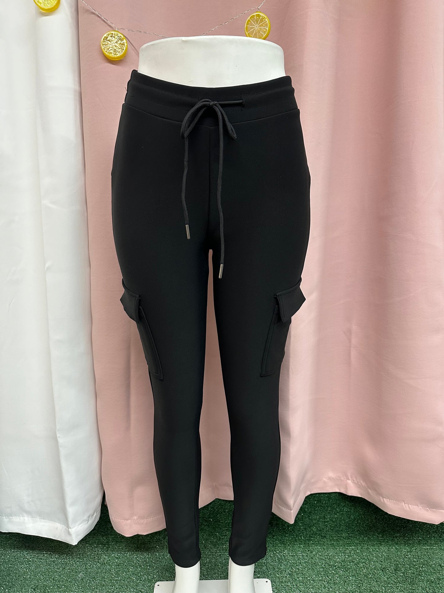 Pantalón bolsillos cargo spandex negro mz