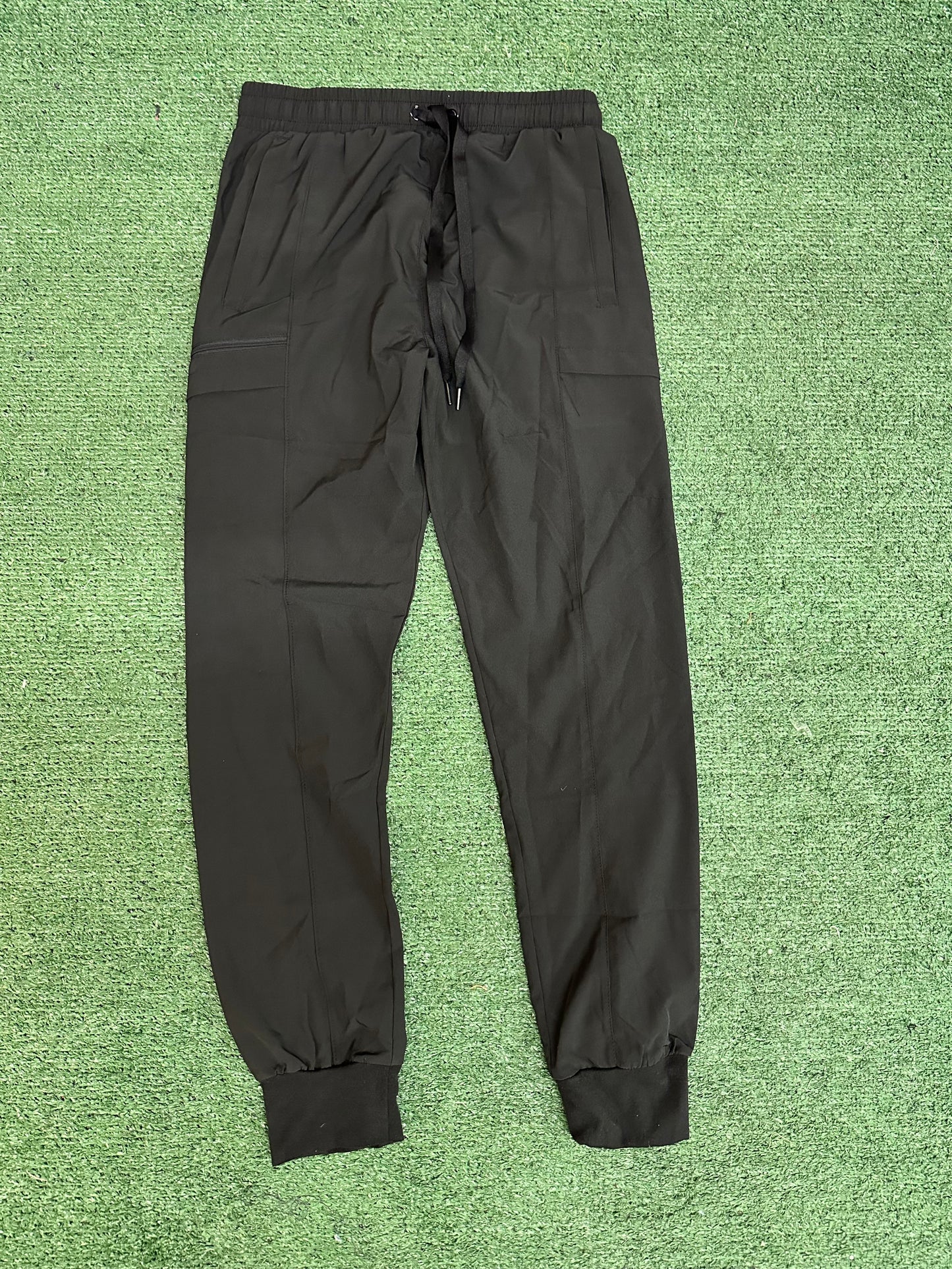 Scrub jogger pantalón negro Corre justo, se recomienda comprar un size más grande.