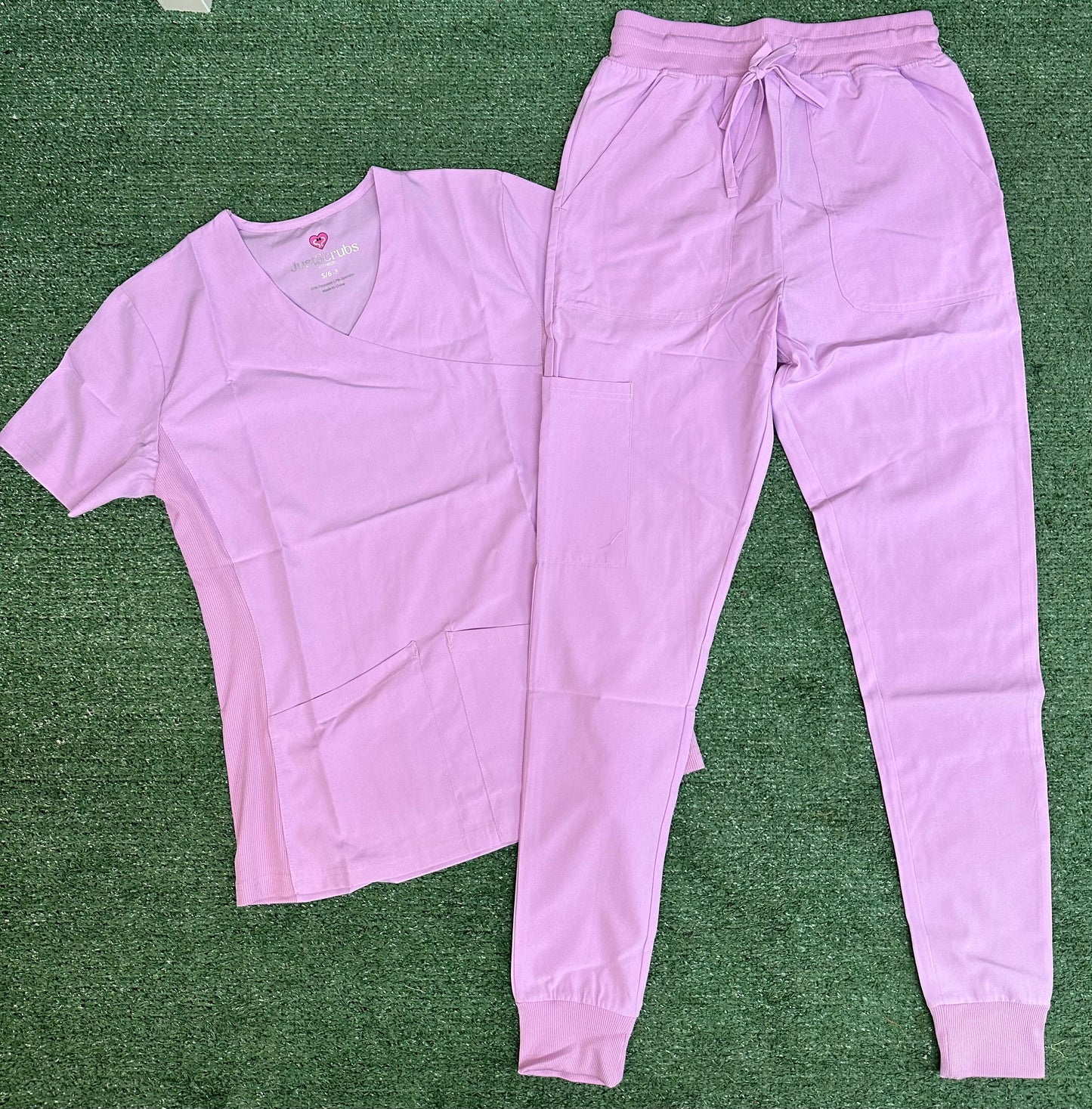 Scrub set jogger 5 Corre justo, se recomienda comprar un size más grande 1503