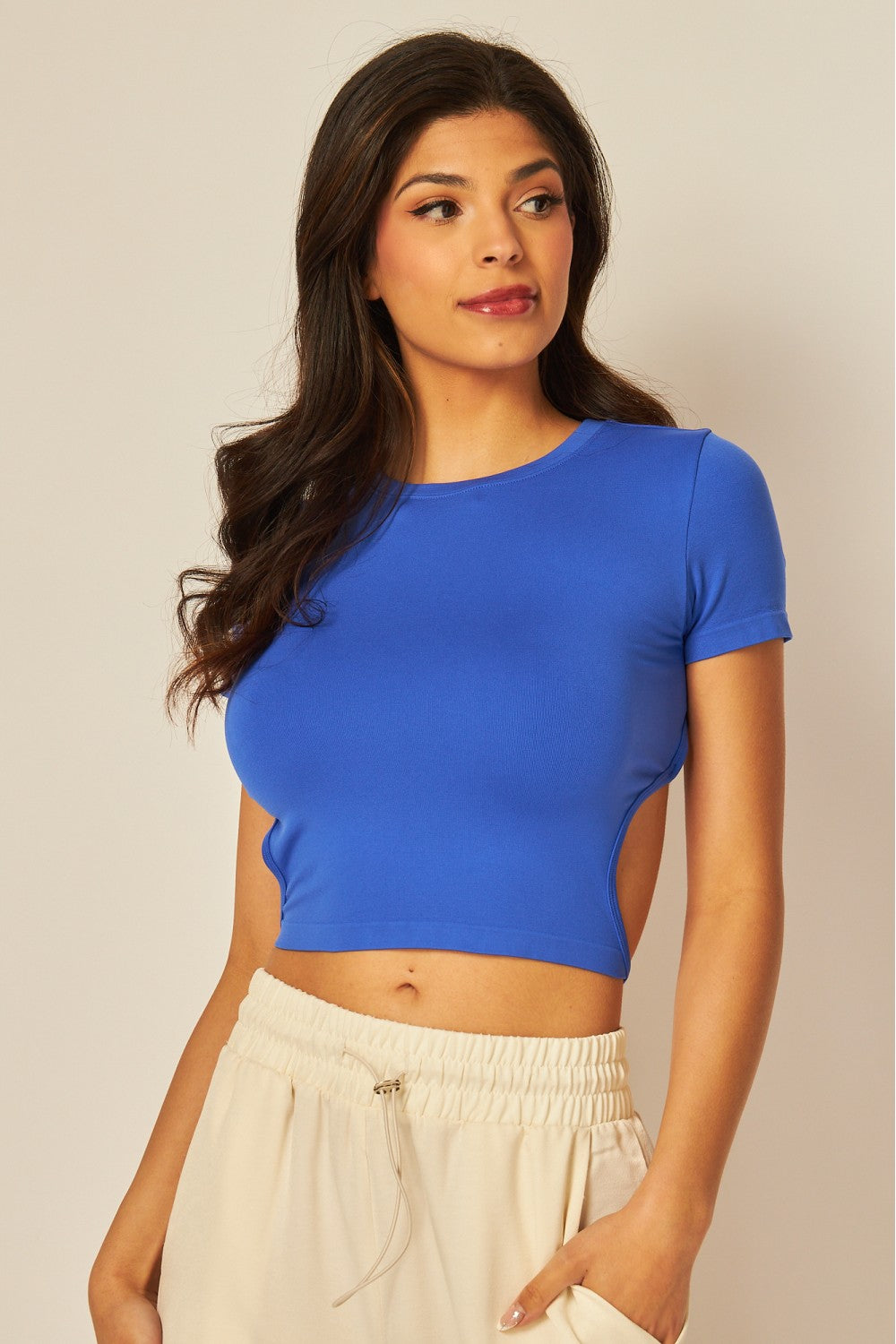 Crop top manga corta espalda abierta gris/amarillo/azul/blanco