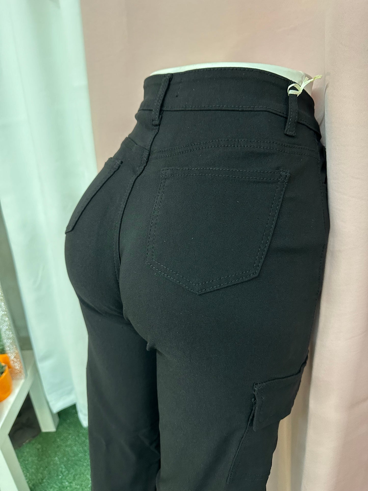 Pantalón negro cargo corre grande